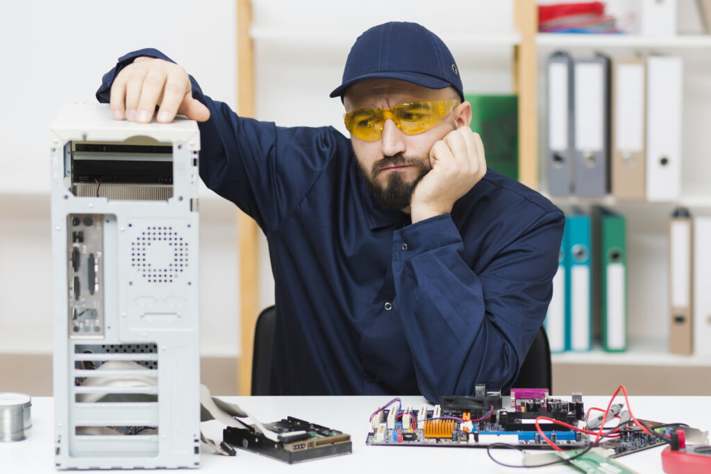 Miembro del equipo planteando el mantenimiento de un PC